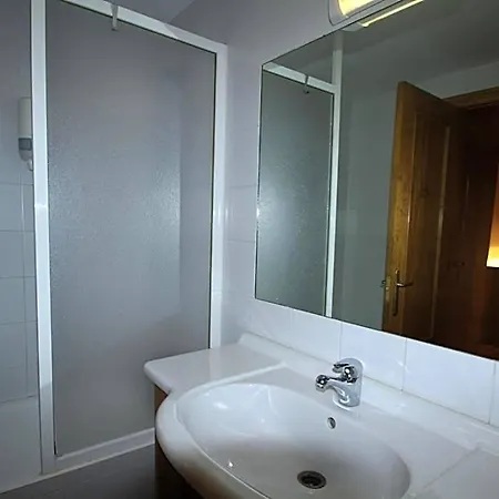 Hotel, Y *