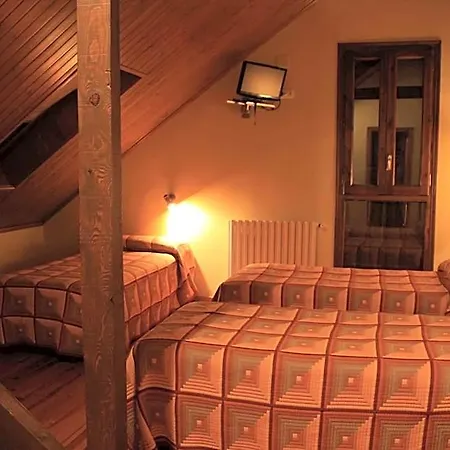 Hotel, Y Hotel *