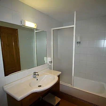 Hotel, Y *