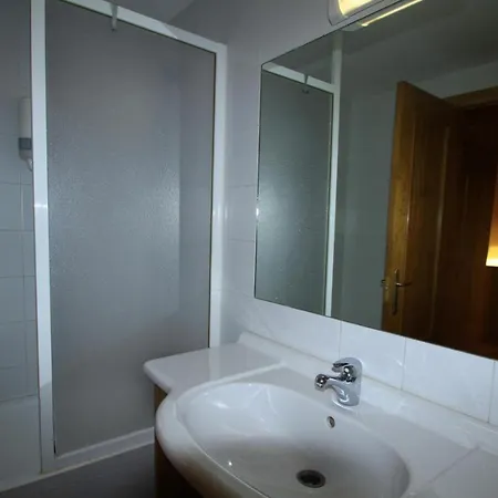 Hotel, Y Ξενοδοχείο *